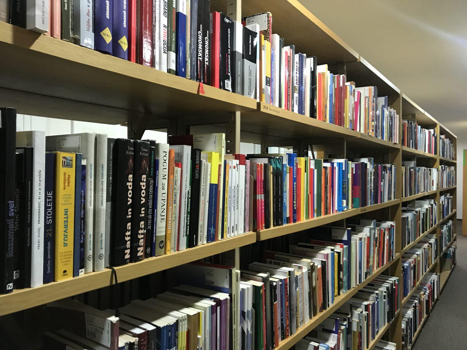 V prenovljeni knjižnici v Črni tudi police z deli domačih avtorjev