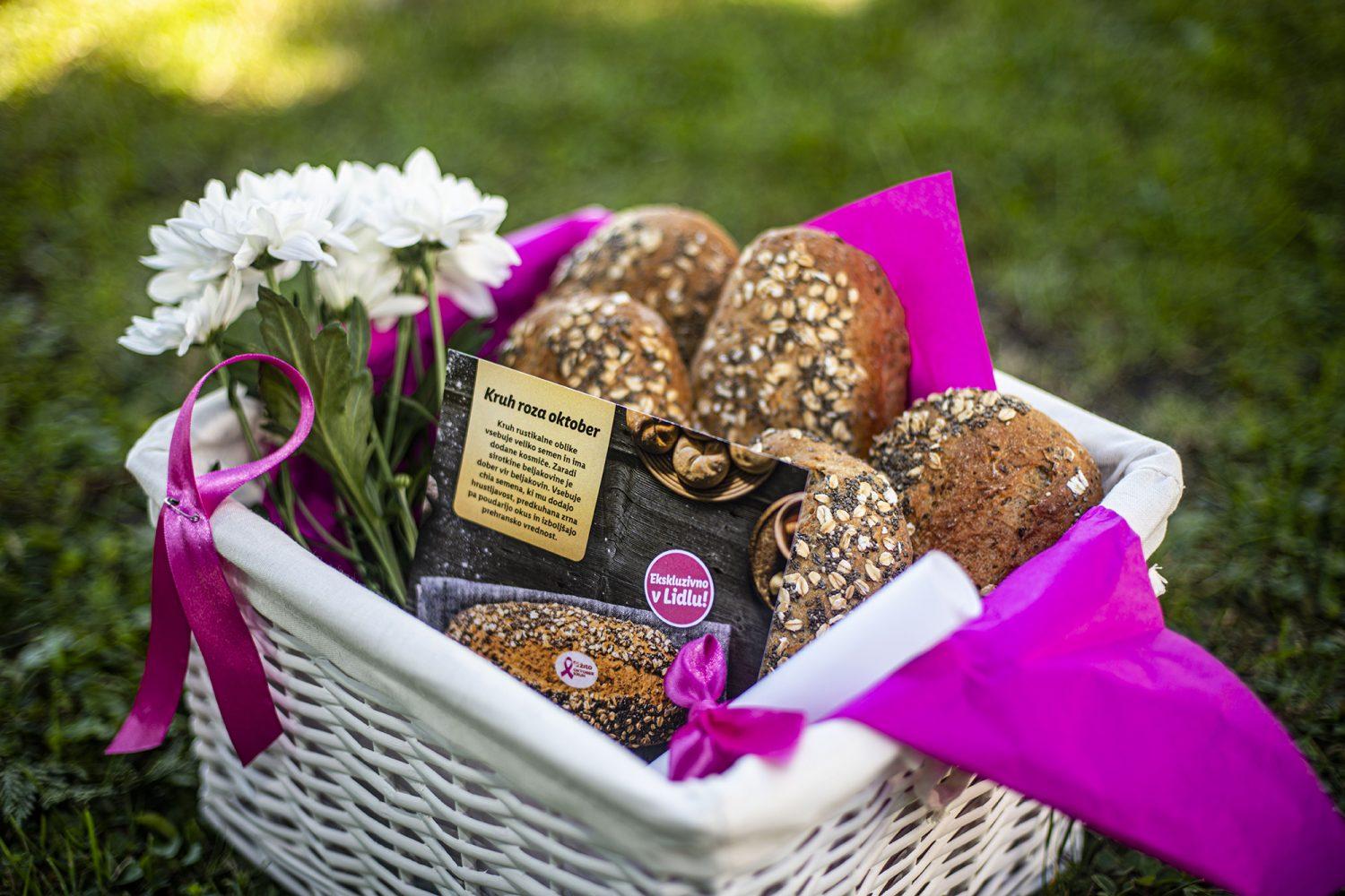 S prodajo dobrodelnega Kruha roza oktober zbrali 5 tisoč evrov za združenje za boj proti raku dojk