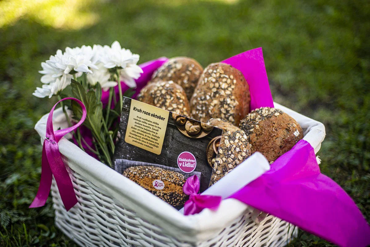 S prodajo dobrodelnega Kruha roza oktober zbrali 5 tisoč evrov za združenje za boj proti raku dojk
