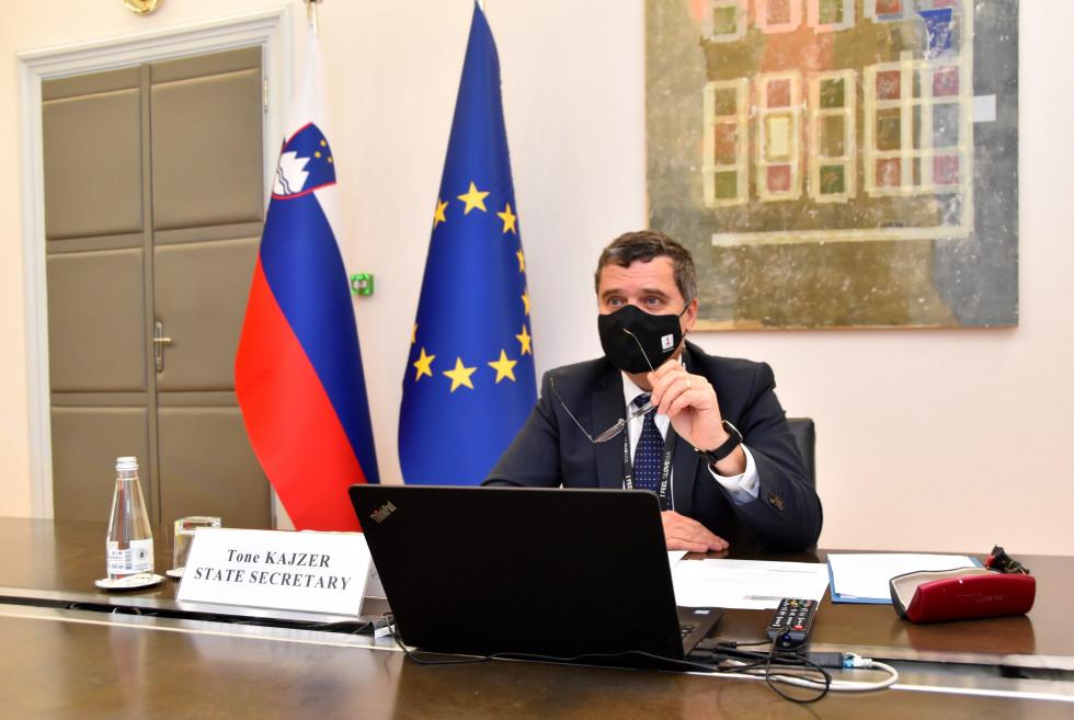 Vlada sprejela predlog o odpoklicu veleposlanika v ZDA Toneta Kajzerja