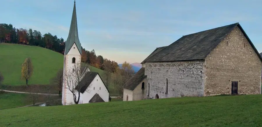 Spet maše z udeležbo vernikov, petje v cerkvah še naprej prepovedano