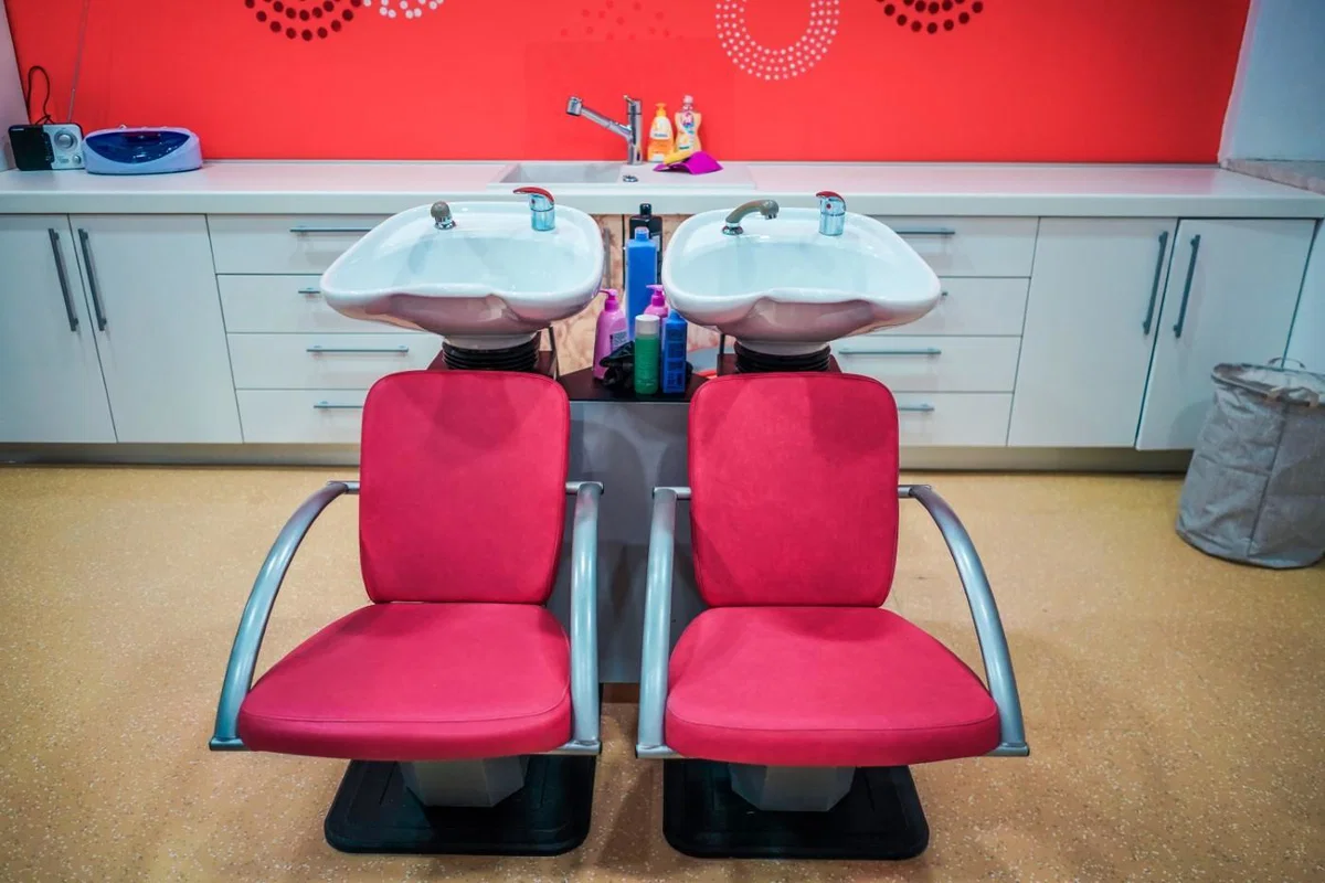 Frizerji in kozmetiki opozarjajo na razmah dela na črno, vlado so pozvali k čimprejšnjemu odprtju salonov