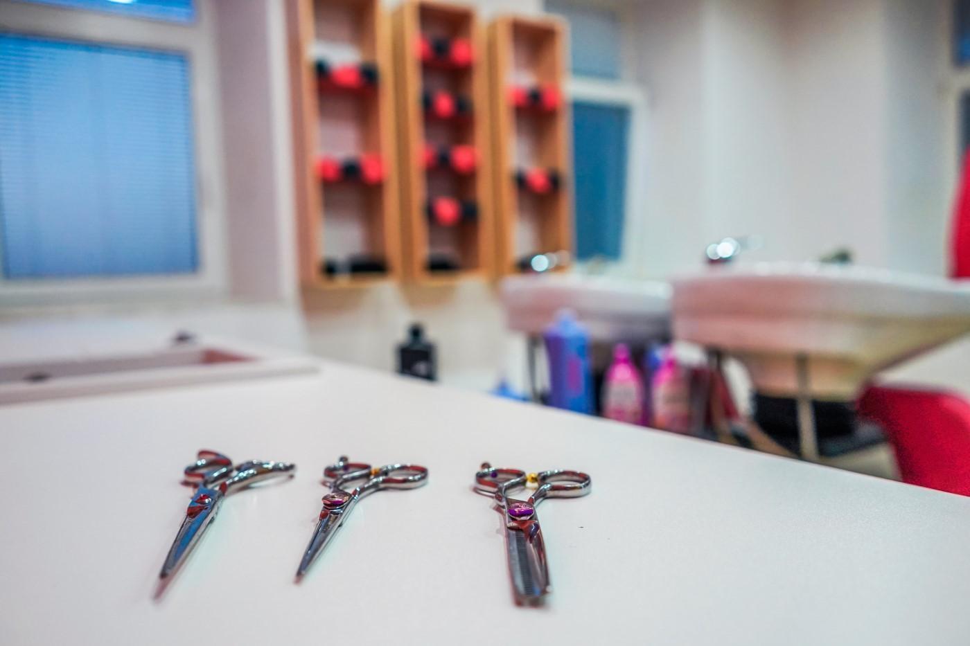 Podatki gospodarskih organizacij kažejo, da delovna mesta niso glavni vir okužb