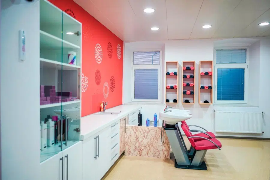 Pogoji, pod katerimi bodo lahko od ponedeljka obratovale trgovine in storitve