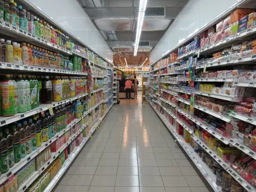 V živilskih trgovinah ne bo mogoče kupiti oblačil, obutve in tehničnega blaga