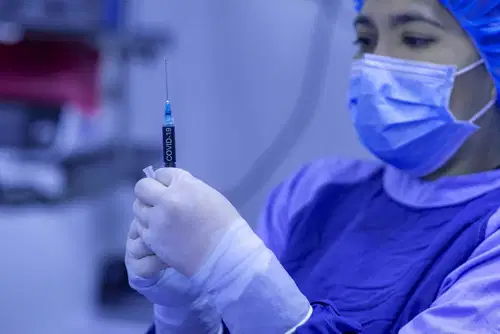 Evropska komisija potrdila dogovor s Pfizerjem in BioNtechom o nakupu cepiva proti covidu-19