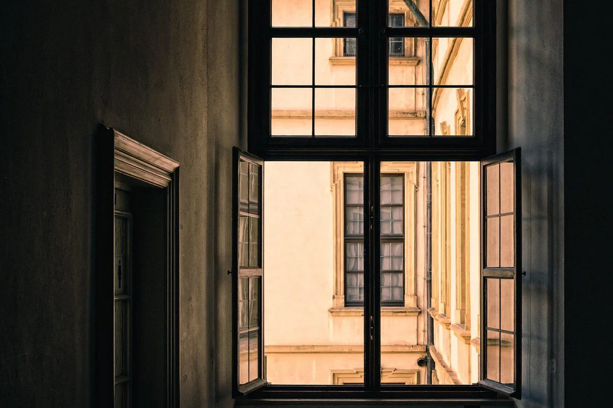 Hladnejše in suho okolje ugodno za preživetje novega koronavirusa, zato nujno učinkovito prezračevanje