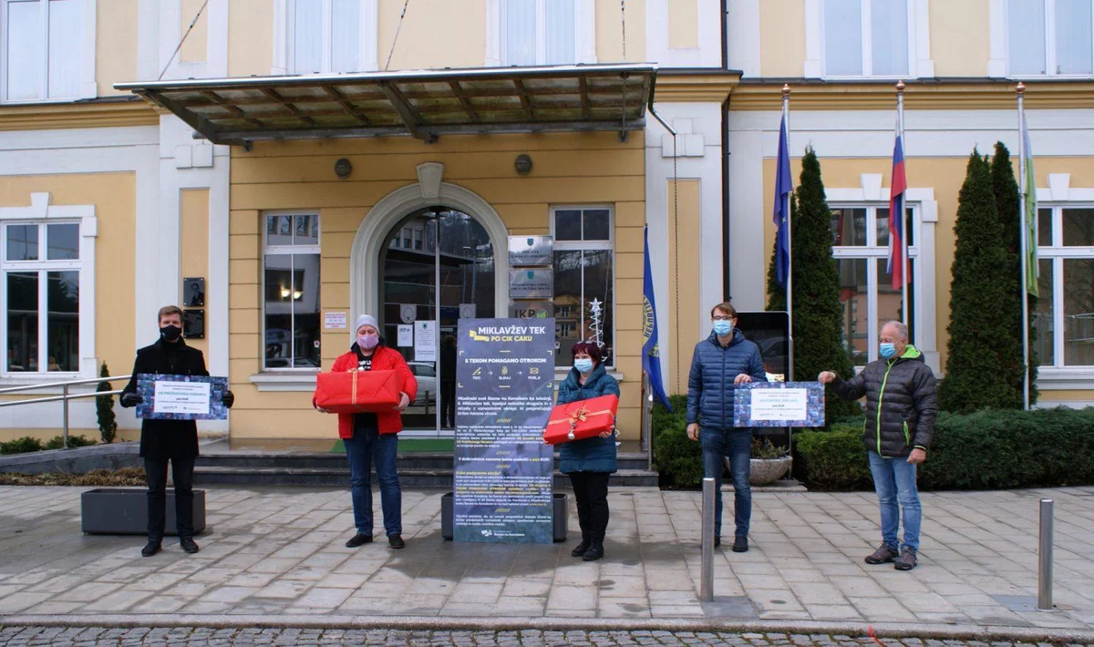 Dobrodelnost mladih za mlade: Mladinski svet Ravne predal donacijo ravenskima osnovnima šolama