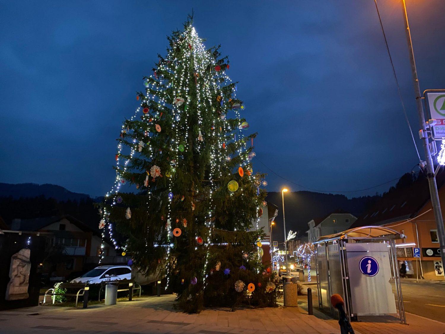 Posnetek: Prižig prazničnih lučk na Prevaljah
