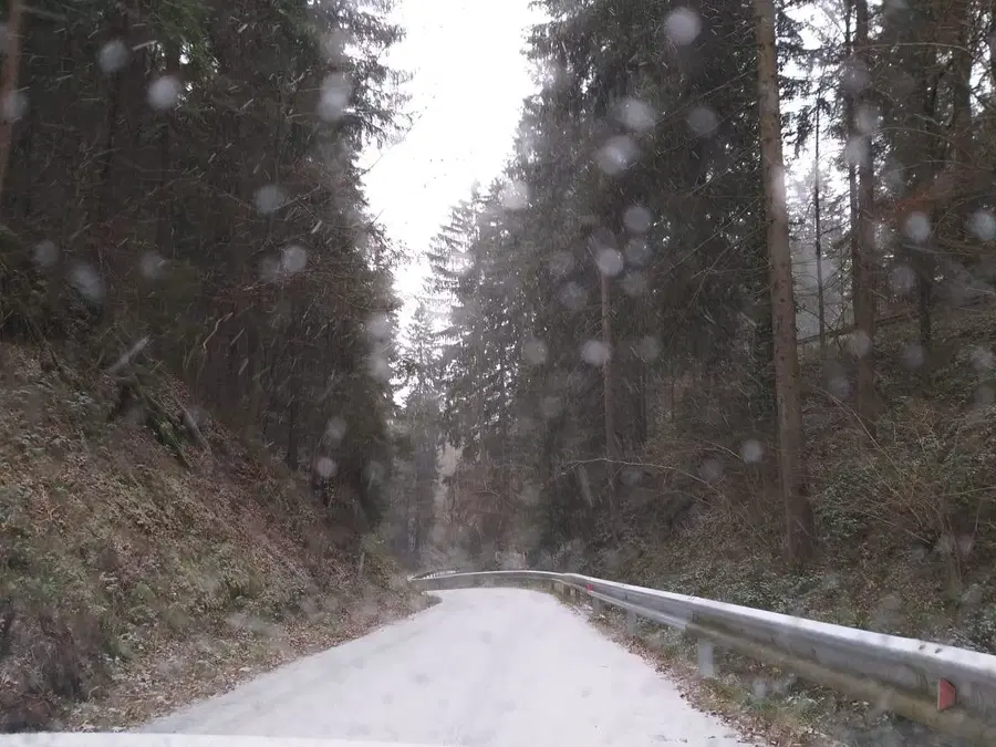 Na višje ležečih predelih se sneg že oprijema cestišč