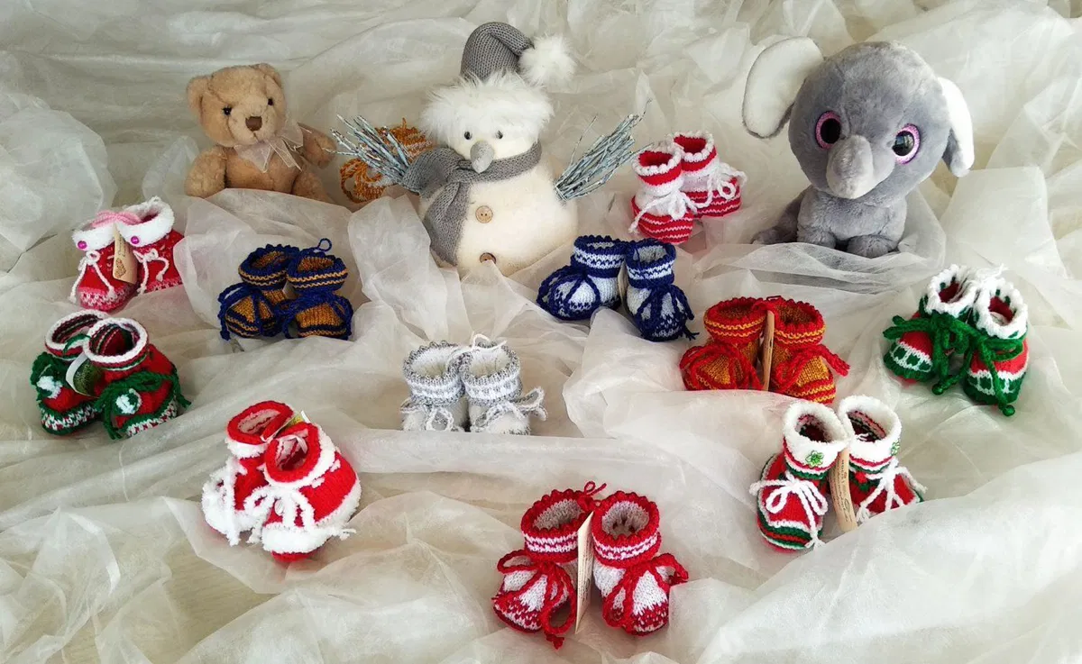 Muce copatarice za novorojenčke napletle 100 parov božičnih copatkov