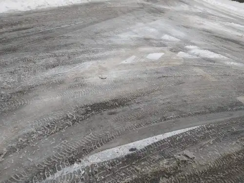 Nevarnost poledice: Policisti pozivajo k previdnosti na cesti