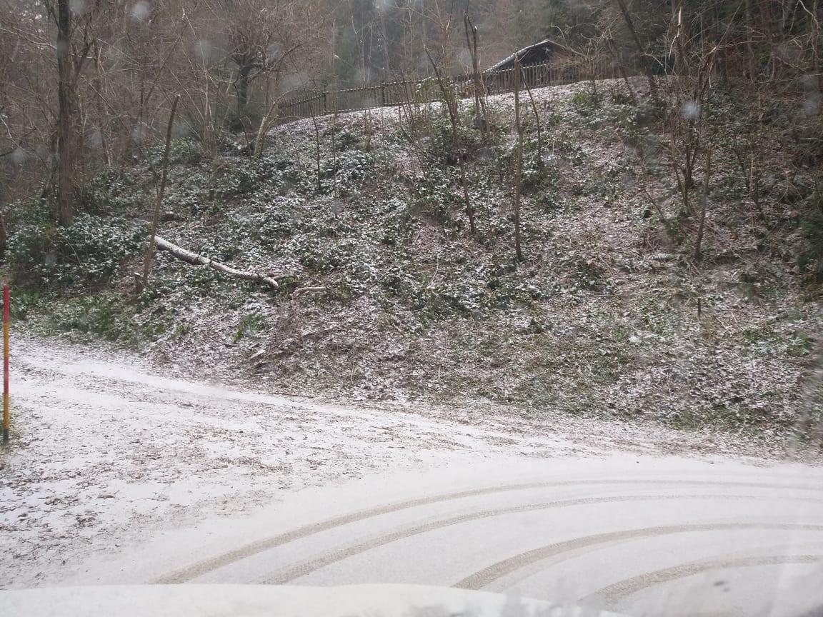 Tudi na koroških cestah zaradi poledice nekaj težav