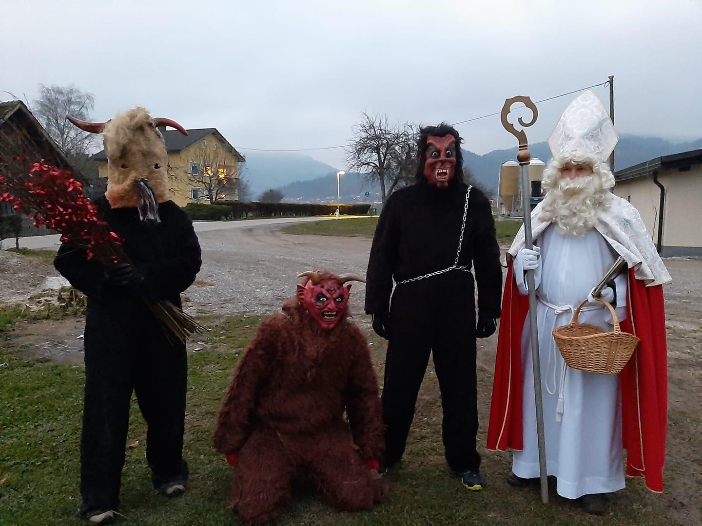 Miklavž ponoči obdaril otroke