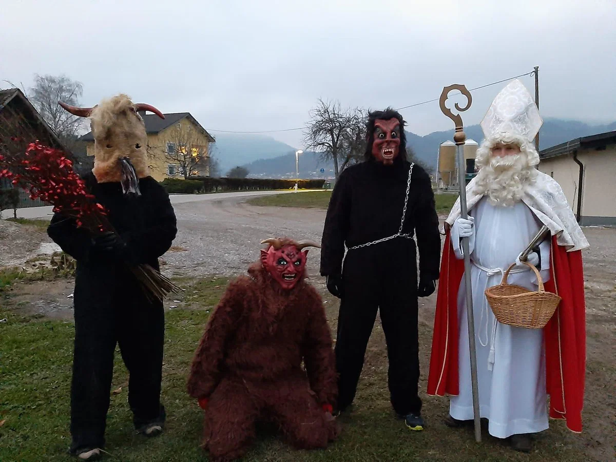 Miklavž ponoči obdaril otroke