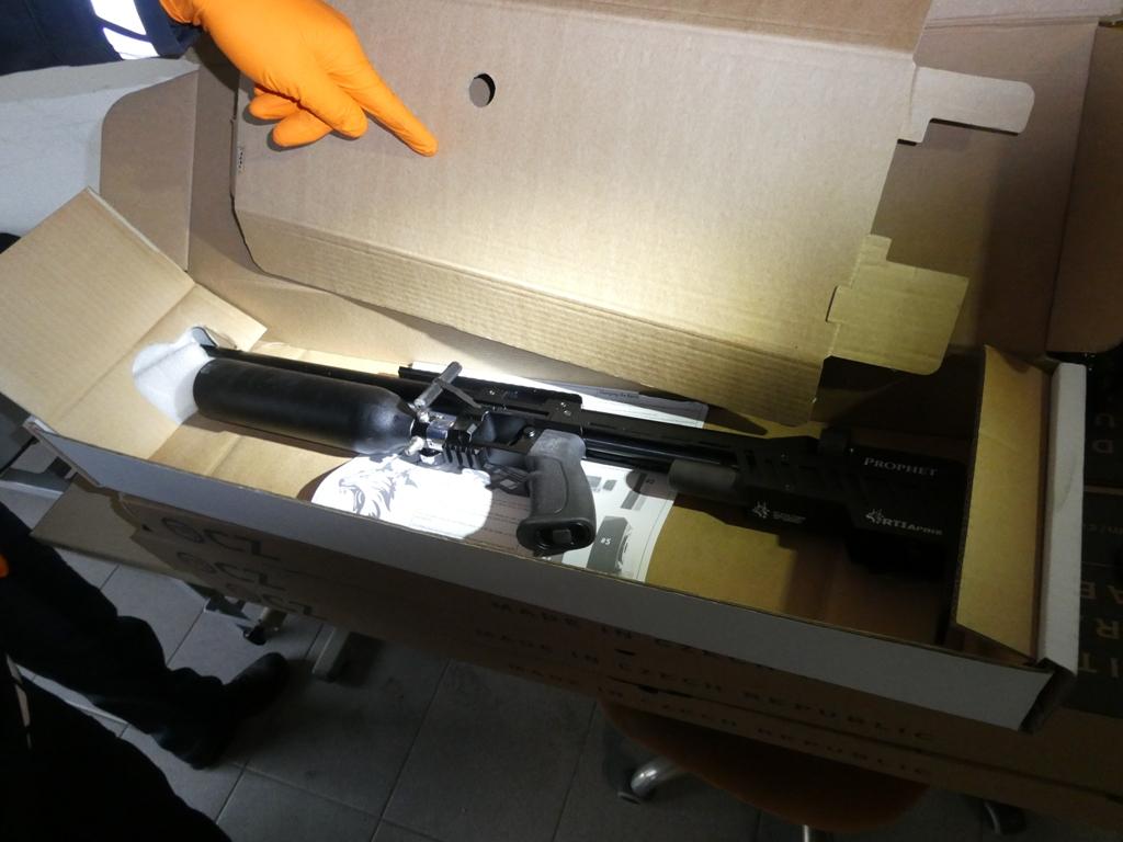 Policisti vozniku tovornega vozila zasegli 13 kosov orožja