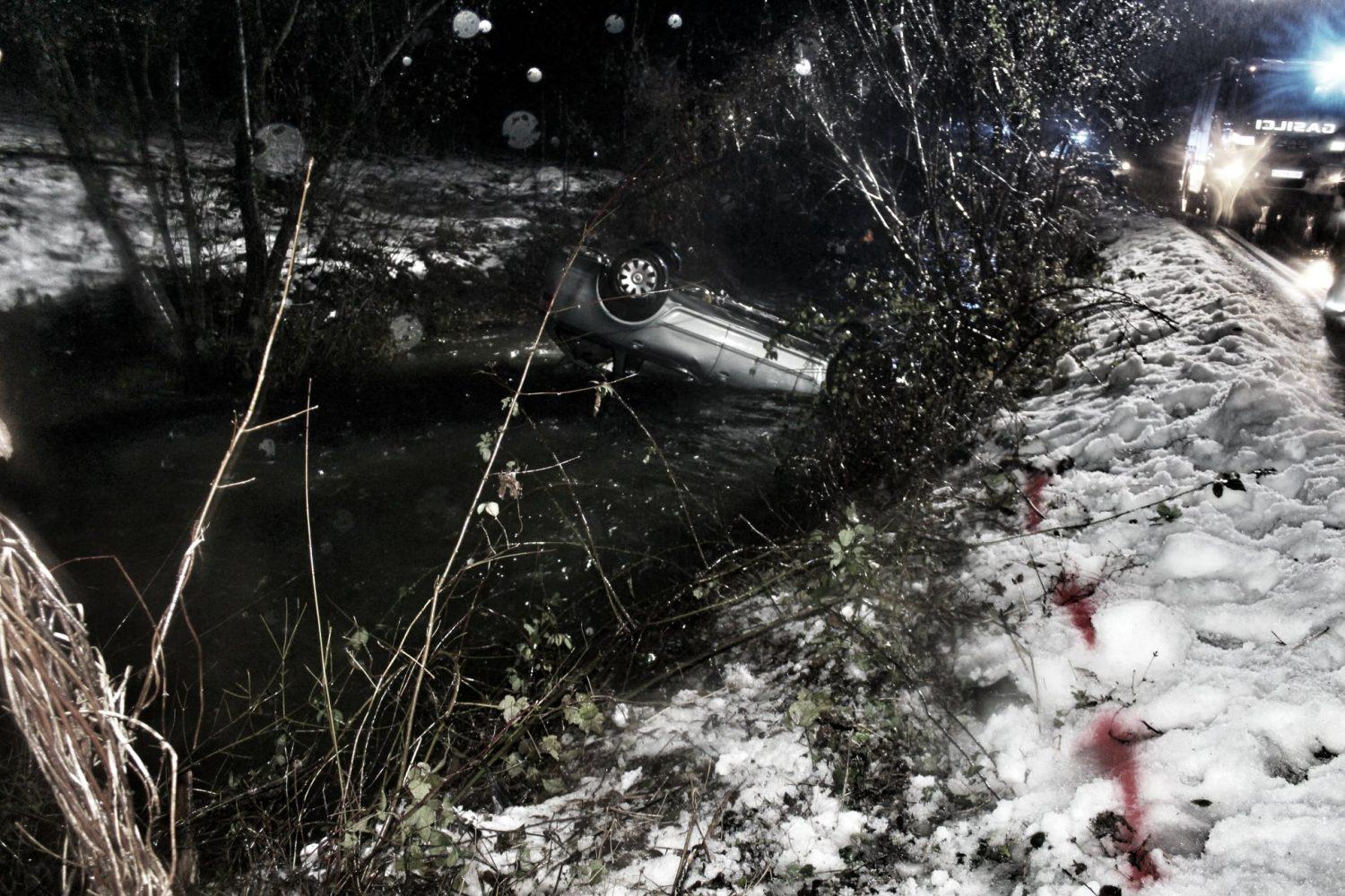 Na Škofjeloškem opita voznica s tremi otroki zapeljala v potok