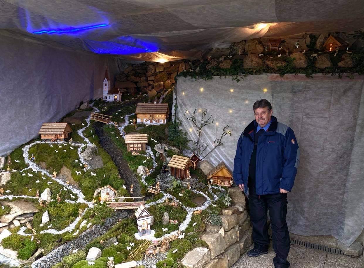 Slovenjgradčan Davorin Legner že več kot 36 let sam izdeluje prav posebne jaslice