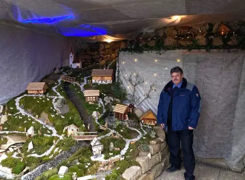 Slovenjgradčan Davorin Legner že več kot 36 let sam izdeluje prav posebne jaslice
