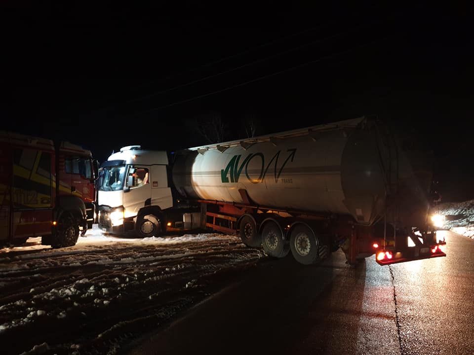 V Žerjavu tovorno vozilo zapeljalo v sneg in obtičalo. Na cesto Vuhred–Ribnica na Pohorju zdrsnil plaz