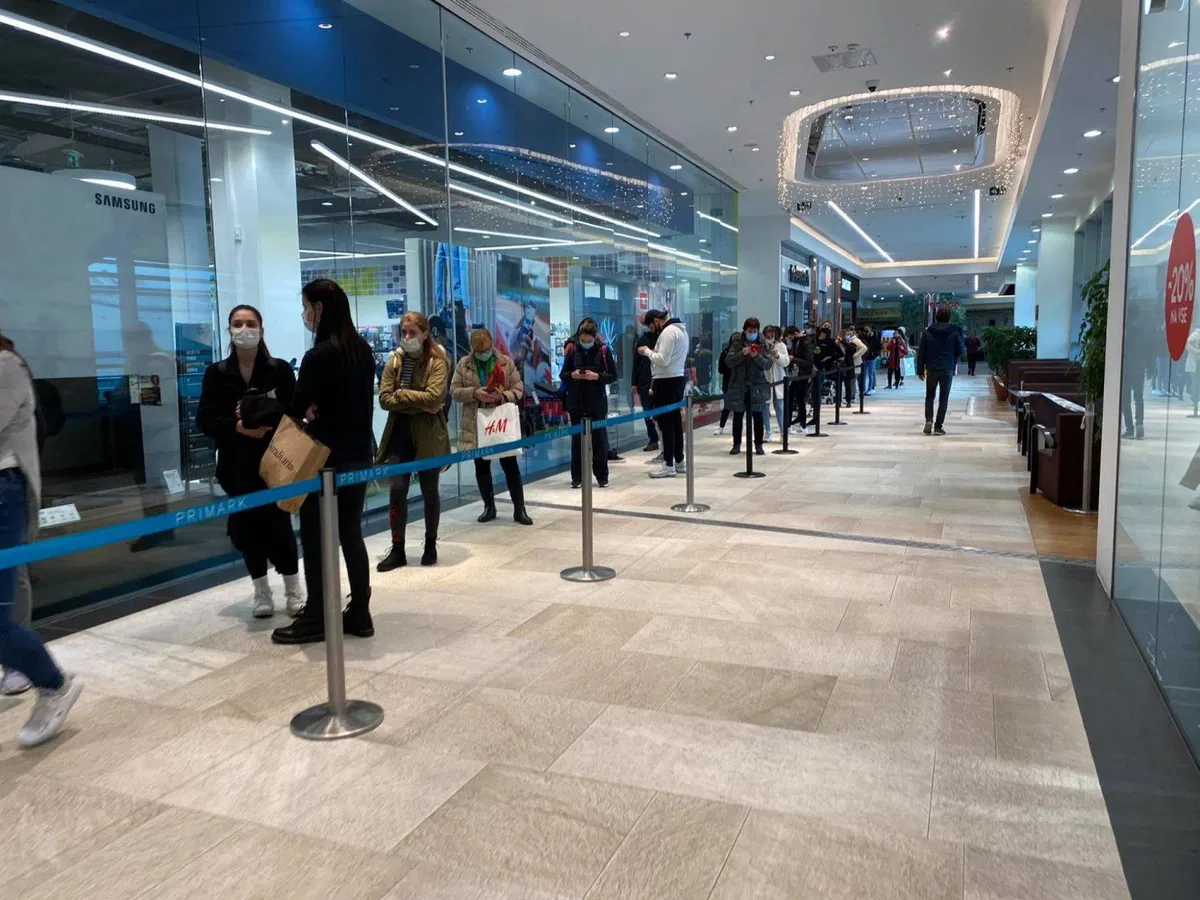 V ljubljanskem BTC-ju velika gneča pred trgovinami