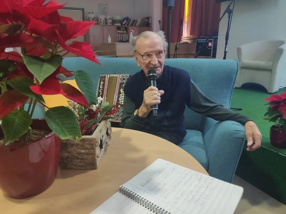 V slovenjgraškem domu starostnikov si dneve krajšajo s prazničnim programom v katerem sodelujejo tudi stanovalci