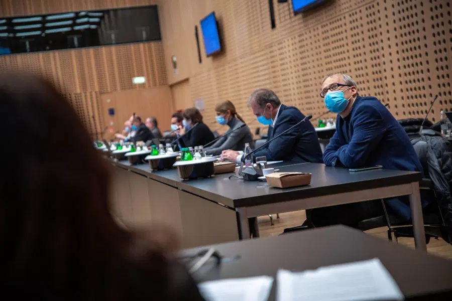 Vlada sprejela ukrepe za praznični čas. Omejitev gibanja na občino oz. regijo za božič ne bo veljala