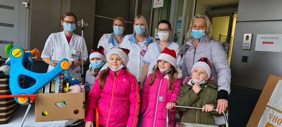 Dobrodelne drugošolke slovenjgraškemu oddelku za pediatrijo podarile igrače, zdravstvenemu osebju spekle pecivo