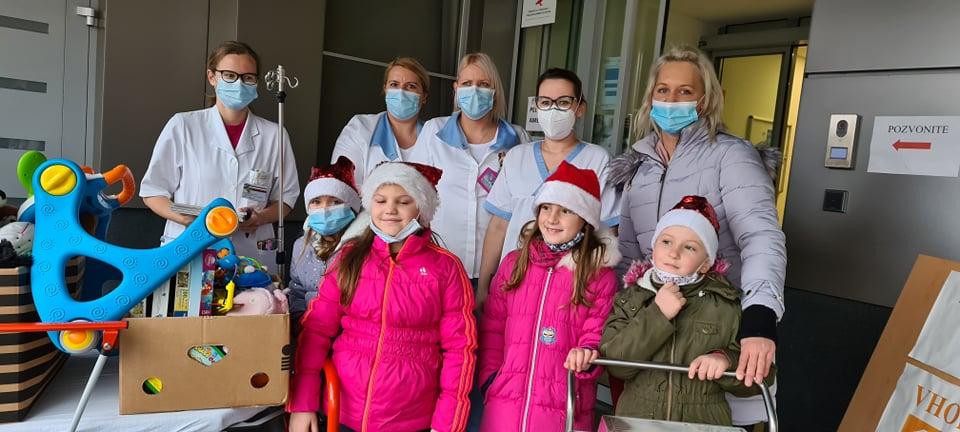 Dobrodelne drugošolke slovenjgraškemu oddelku za pediatrijo podarile igrače, zdravstvenemu osebju spekle pecivo