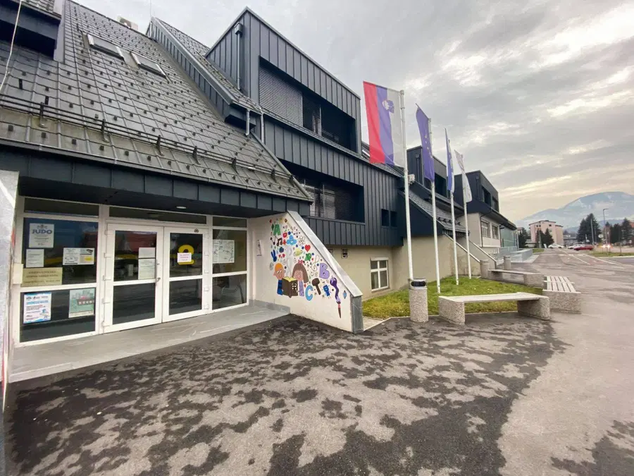 Z novimi zaščitnimi blazinami za bolj varno igro koroških osnovnošolcev