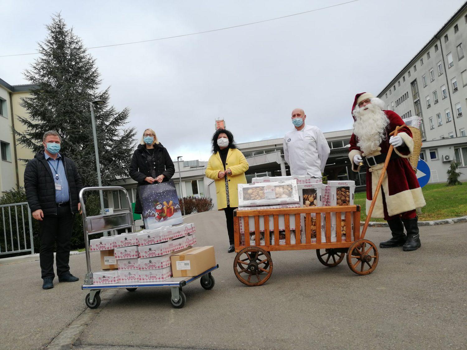 Darja Vrhovnik je v sodelovanju s podjetjem Žito in v družbi Božička obdarila zaposlene v regijski bolnišnici