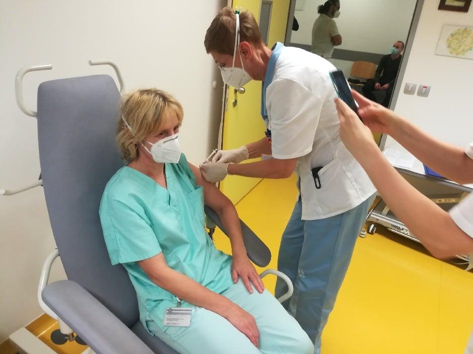 V slovenjgraški bolnici proti covidu-19 cepili 6 zdravnikov in 14 sester