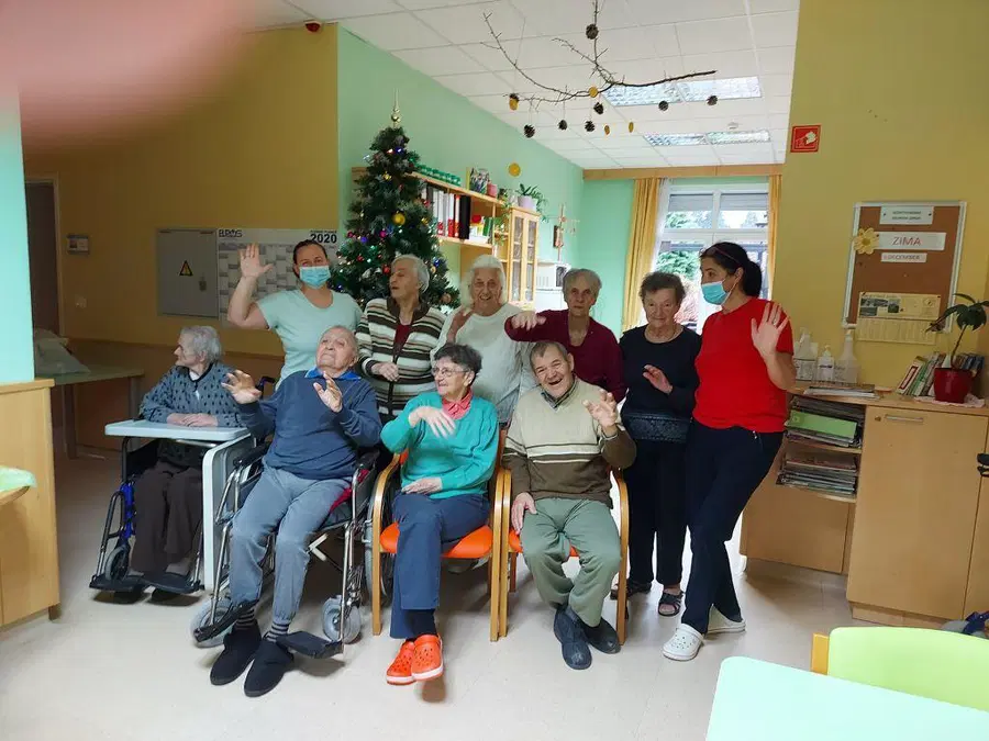 Stanje v prevaljskem domu starostnikov se počasi izboljšuje, pripravljajo se na praznike