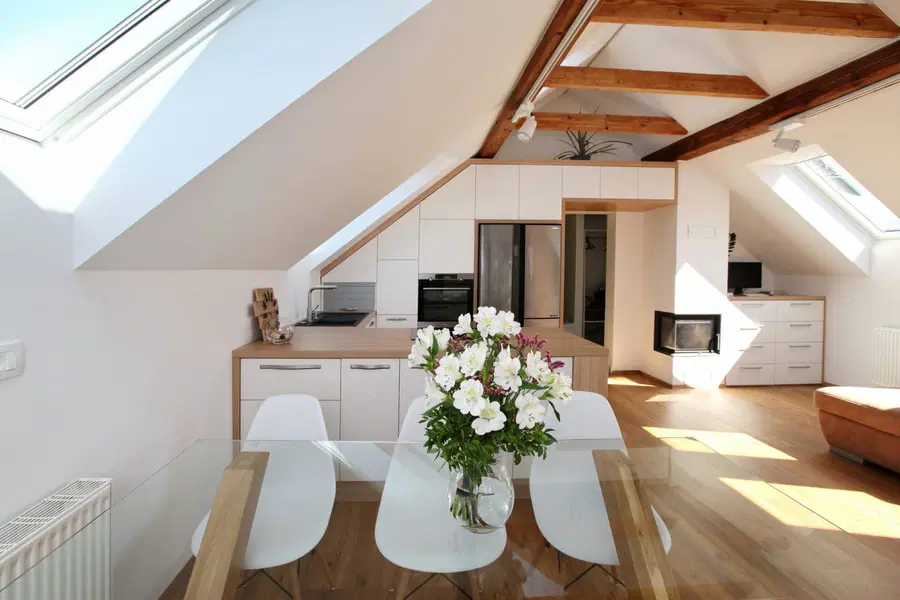 Bistvo je očem skrito, le pri prenovi mansarde k sreči ni