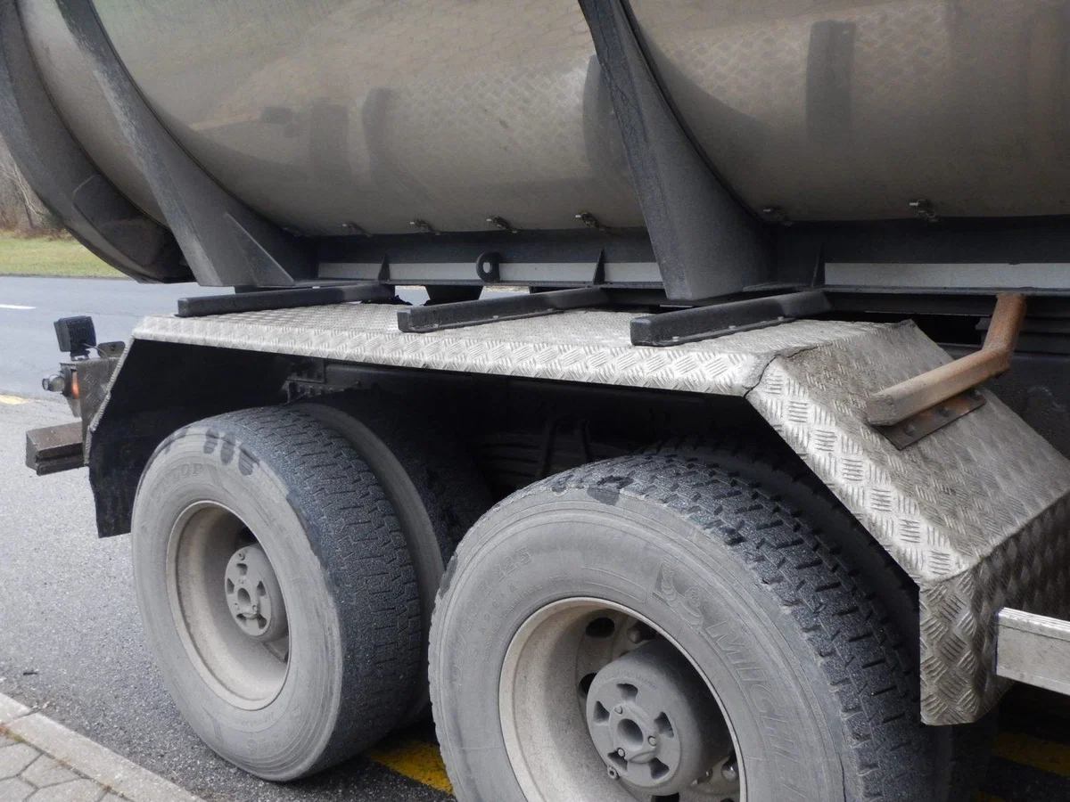 Koroški policisti iz prometa izločili tovorno vozilo s popolnoma uničenimi pnevmatikami