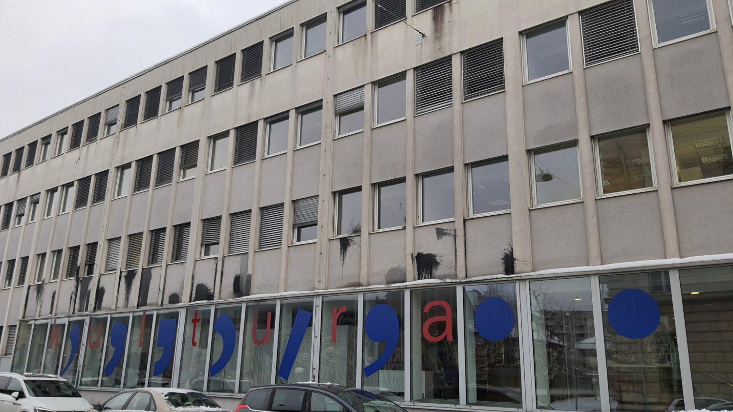 Neznanci ponoči umazali pročelje ministrstva za kulturo