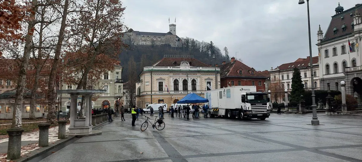Kacin: V ponedeljek potrdili več kot 1500 novih okužb, delež pozitivnih testov 20-odstoten