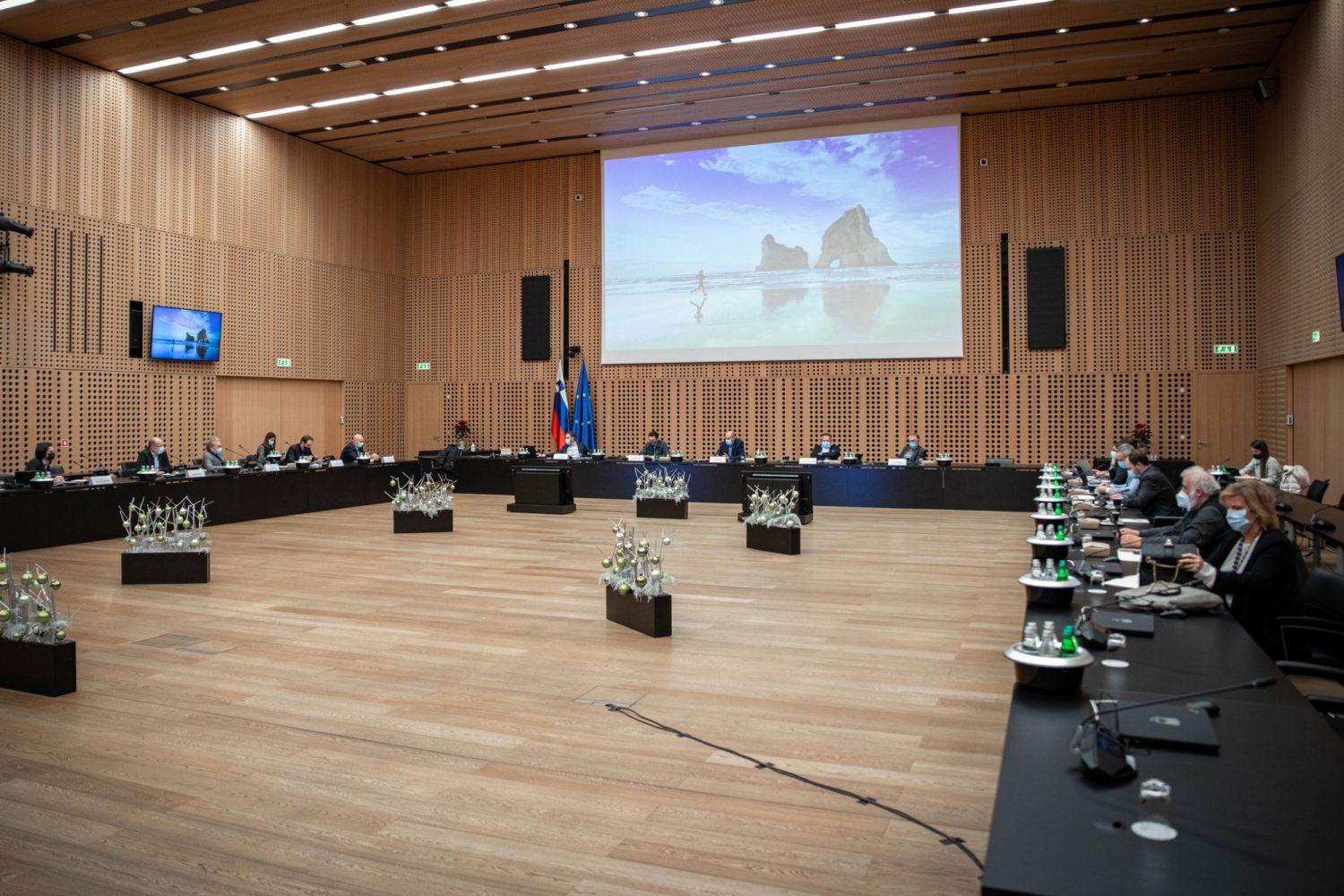 Delno se sprosti omejitev gibanja med občinami, odpirajo se nekatere storitvene dejavnosti, ponekod dovoljena prodaja oblačil in obutve, pomerjanje pa ne