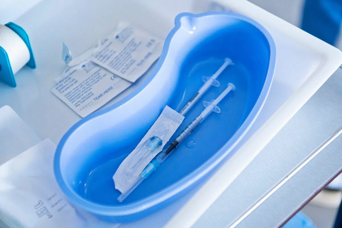 V Slovenijo danes prispela druga pošiljka s 6825 odmerki cepiva proti covidu-19