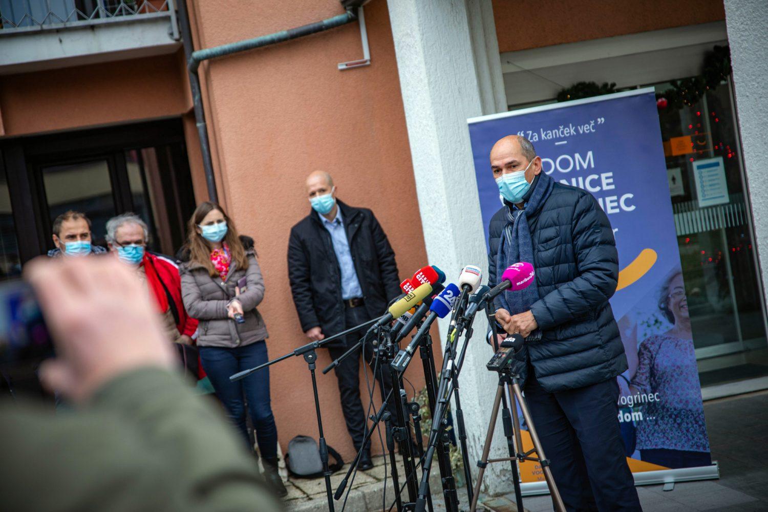 Janša po praznikih pričakuje novo rast števila okužb, sredi tedna o odpiranju šol