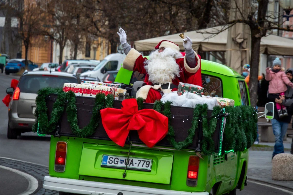 Božiček danes razveselil otroke na območju MO Slovenj Gradec