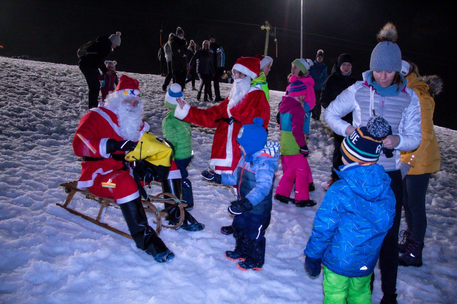 Črna: Božički so se spustili po Olimplinu in obdarili najmlajše, ki so se razveselili tudi dedka Mraza