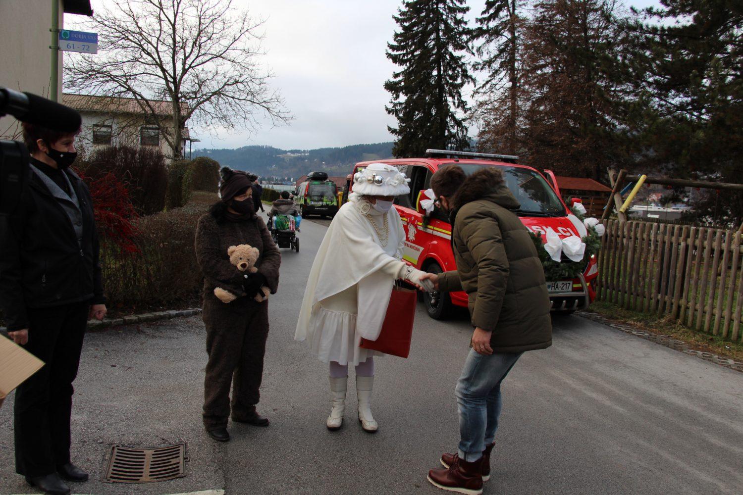 Ravne z okolico je obiskala Snežna vila in s seboj prinesla darila