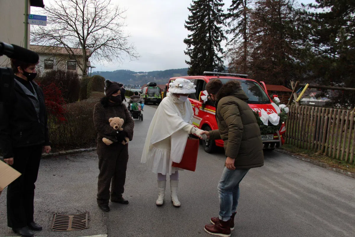 Ravne z okolico je obiskala Snežna vila in s seboj prinesla darila