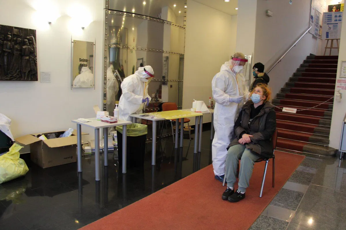 Na Ravnah v dveh dneh opravili 534 hitrih testov, pozitivnih je bilo 39