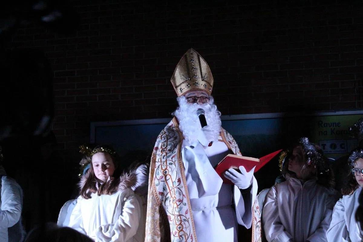 Miklavž tradicionalno pridne otroke obdaruje s sadjem in slaščicami