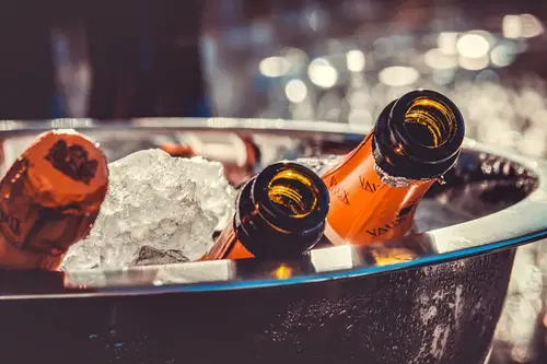 Od ponedeljka prepovedan osebni prevzem alkohola in alkoholnih pijač