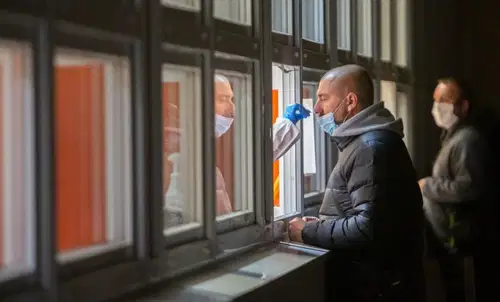 Sviz: "Avtoritarno ukazovanje vladnih predstavnikov je preseglo vsako mejo"