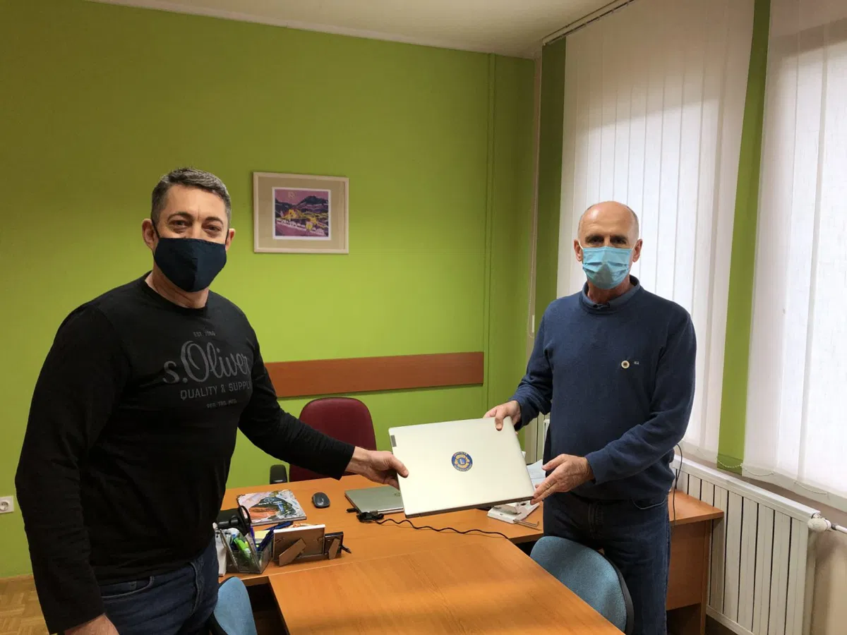 Lions klub Slovenj Gradec podaril računalnike koroškim osnovnim šolam