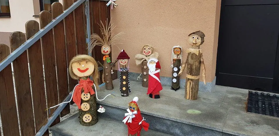 Ravenski prvošolci zdravstvenim delavcem in obolelim namenili voščilnice, v Kotljah šolarji izdelali "nadomestne učence"